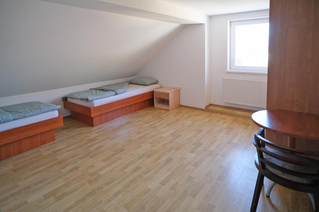Sostanj Velenje Ravne Sobe Rooms Vrtacnik D O O Luaran gambar